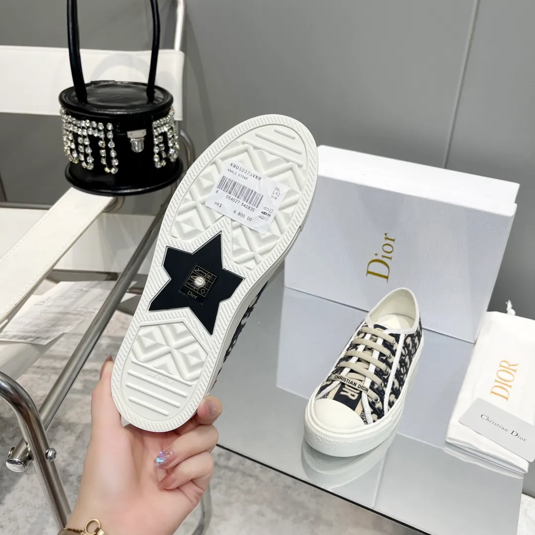 👟👟Ex-factory price 480👟👟 After half a year of repeated debugging♻️Taikoo Hui original purchased, upgraded and shipped ♻️DIOR embroidered sneakers series Double-sided three-dimensional embroidery of pure cotton silk, ♻️True to the original 1🆚1 shipment, from hardware, shoelaces, outsole, 👟👟factory price U mid-pad... The upper fabric is double-sided pure cotton silk three-dimensional electric embroidery ♻️▪️Foot pads: imported cowhide of the same color, comfortable to the feet ▪️My last version is exactly the same as Z👟👟factory price, welcome to compare with three companies I have 36 most complete colors, code number: 35-40